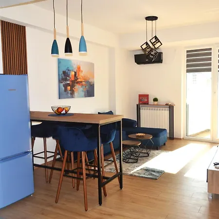 New In Center - Free Private Parking Apartment