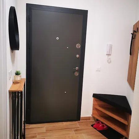 New In Center - Free Private Parking Apartment *