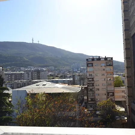 New In Center - Free Private Parking Apartment
