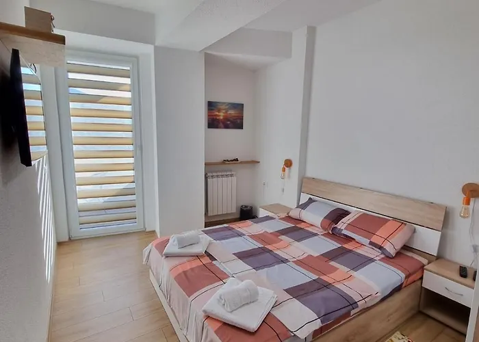 New In Center - Free Private Parking *